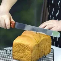 سكين تقطيع الخبز المسننة بمقبض خشبي