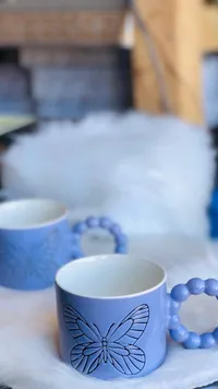 كوب سيراميك بتصميم الفراشة ومقبض خرزي
