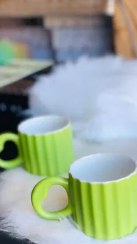 طقم أكواب سيراميك مضلعة باللون الأخضر