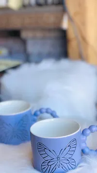 مج سيراميك بتصميم الفراشة والخرز