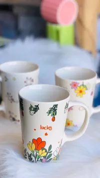مج سيراميك مزين بالزهور وكلمة لاكي (Lucky)