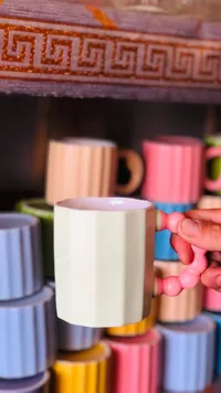 مج سيراميك بتصميم مضلع ومقبض كروي مميز