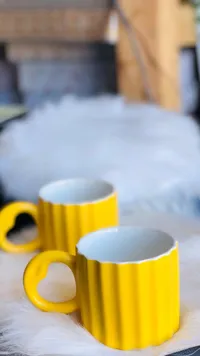 طقم أكواب سيراميك بتصميم مضلع ولون أصفر