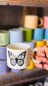 مج سيراميك بتصميم الفراشة مع مقبض خرزي