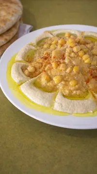 طبق حمص بالطحينة وزيت الزيتون