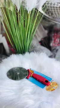 قطاعة بيتزا ستانلس ستيل بمقبض أحمر