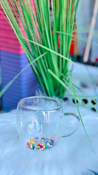 كوب زجاجي مزدوج الجدار مع حبيبات ملونة