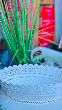 سلة تقديم بلاستيكية مزخرفة - بيضاء