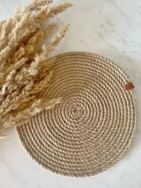 مفرش طاولة دائري من خيوط الخيش الطبيعي