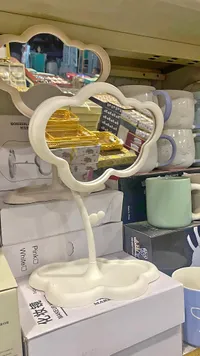 مرآة مكياج مكتبية بتصميم سحابة