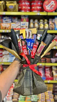 باقة شوكولاتة متنوعة (Snickers, Twix, KitKat, Mars)