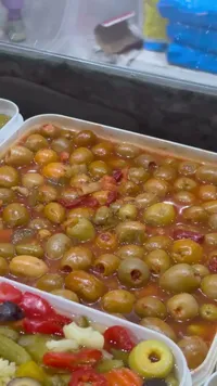 زيتون محشو بالفلفل الأحمر