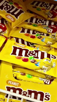 حبيبات الشوكولاتة بالفول السوداني - إم آند إمز (M&M's)