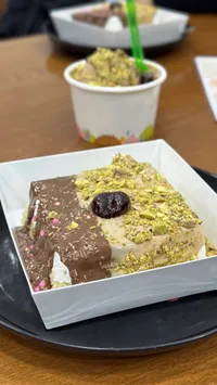 جيلاتو الفستق والشوكولاتة