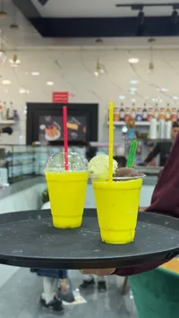 أكواب شرب بلاستيكية صفراء فلورسنت