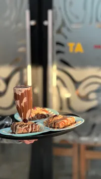 تشكيلة حلويات ومشروب دافي