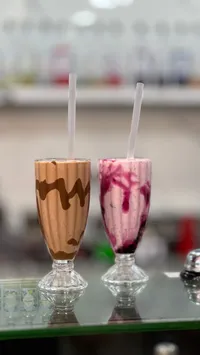ميلك شيك شوكولاتة وفراولة
