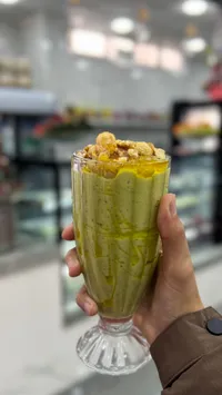 مشروب الأفوكادو بالمكسرات والعسل