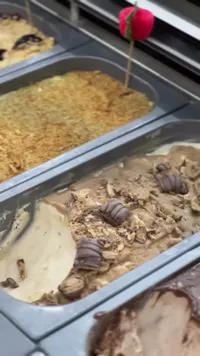 بوظة جيلاتو بالشوكلاتة والبسكويت