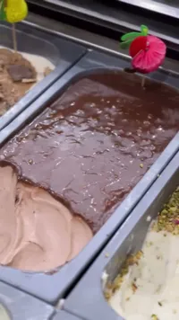 بوظة جيلاتو بالشوكولاتة والفستق