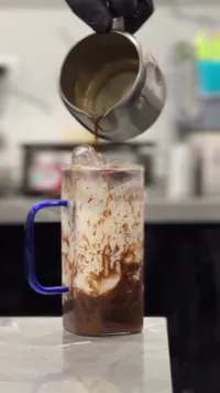 مشروب القهوة المثلجة بالحليب والشوكولاتة