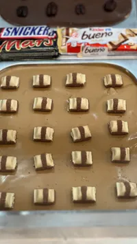 كيكة الشوكولاتة مزينة بكيندر بوينو (Kinder)