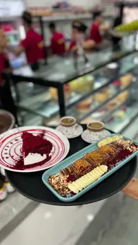 تشكيلة حلويات ريد فيلفيت وكريب بالموز والمكسرات