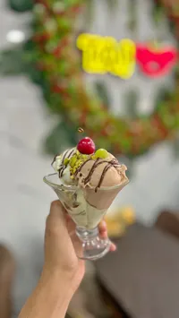 كأس آيس كريم مشكل بالفواكه والمكسرات