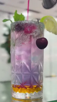 كوكتيل الموهيتو المنعش بالكرز والليمون