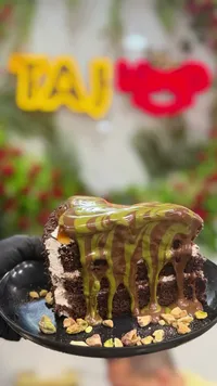 كيك الشوكولاتة بصوص الفستق والكراميل