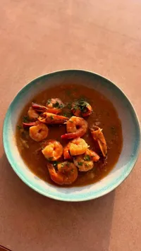 طبق شوربة الجمبري بالصلصة
