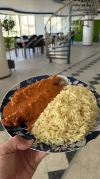 وجبة دجاج بصوص الكريمة الحمراء مع الأرز