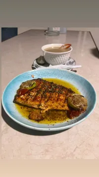 وجبة فيليه سمك السلمون المشوي مع الأعشاب
