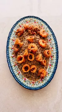 وجبة أرز صيادية مع الجمبري والكاليماري المقلي