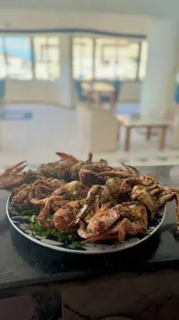 طبق سلطعون مشوي ومتبل
