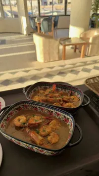 وجبة جمبري بصوص الطماطم والأعشاب