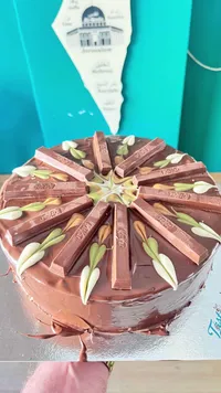قالب كيك الشوكولاتة مزين بأصابع كيت كات (KitKat)