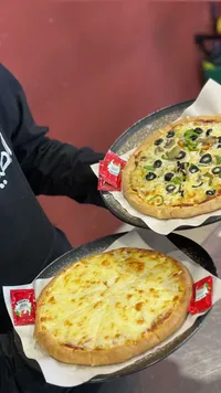 بيتزا متنوعة مع كاتشب هاينز (Heinz)