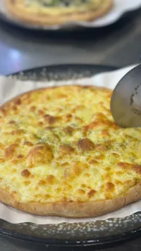 بيتزا الأجبان الذهبية