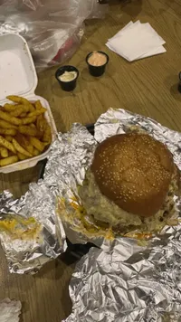 وجبة برجر مع بطاطس مقلية