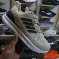 حذاء رياضي أديداس