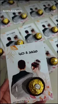 توزيعات أفراح - شوكولاتة ذهبية مع بطاقة العروس والعريس