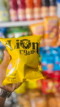 شيبس بطاطس بنكهة الجبنة المتبلة - لايون (Lion)
