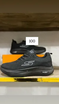 حذاء رياضي أسود برقم 100