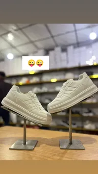 حذاء رياضي أبيض كلاسيكي
