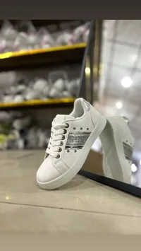 حذاء رياضي شبابي أبيض