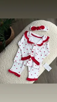 بيجامة أطفال بناتي بطبعات قلوب حمراء