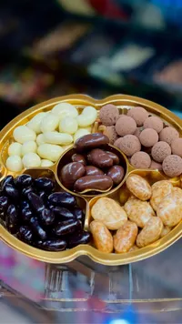 طبق المكسرات والحلويات الفاخر