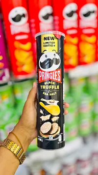 رقائق بطاطس بنكهة الكمأة السوداء وملح البحر - برينجلز (Pringles)