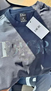 تيشيرت بطبعة شعار كريستيان ديور (Dior)